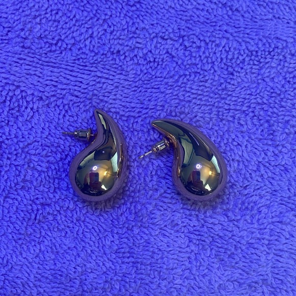 Elegant Gold Tone Teardrop Earrings - Picture 6 of 10